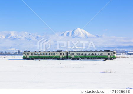 在福島縣會津市三鄉町萬代山和雪原上行駛的忠武線列車 71656628