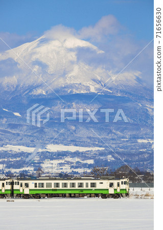 在福島縣會津市三鄉町萬代山和雪原上行駛的忠武線列車 71656630