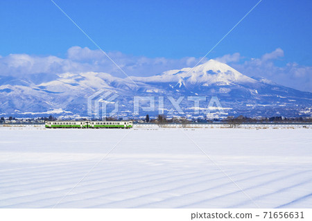 在福島縣會津市三鄉町萬代山和雪原上行駛的忠武線列車 在福島縣會津市三鄉町萬代山和雪原上行駛的忠武線列車 71656631