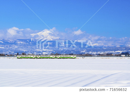 在福島縣會津市三鄉町萬代山和雪原上行駛的忠武線列車 在福島縣會津市三鄉町萬代山和雪原上行駛的忠武線列車 71656632