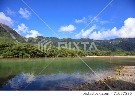 晴朗的天氣，白天池塘 71657580