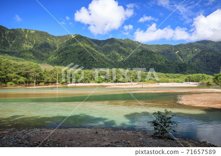 Daylight pond in fine weather Daylight pond in fine weather 71657589