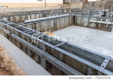 新的獨立式住宅的基礎工作已經開始的建築工地 71657878