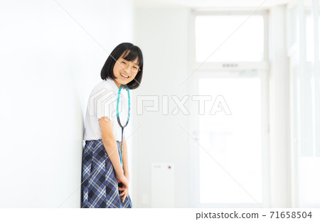Junior high school student with a badminton racket 71658504