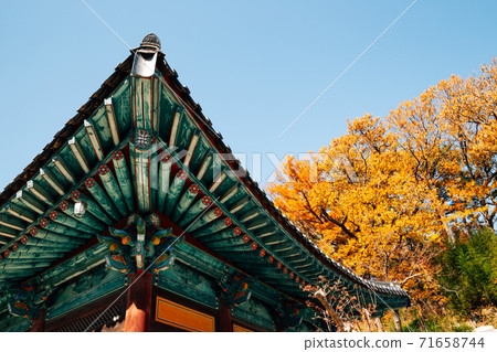 Autumn of Tongdosa temple, Unesco world heritage in Yangsan, Korea Autumn of Tongdosa temple, Unesco world heritage in Yangsan, Korea 71658744