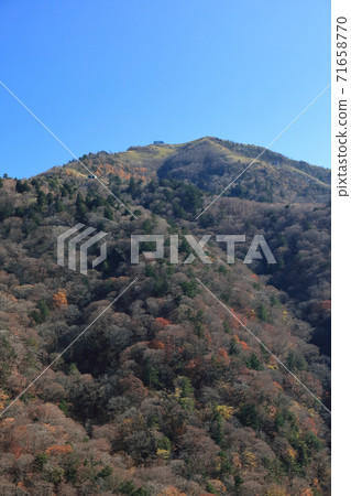 從Tomaru一側看到的Kenzan（您可以在登山纜車上看到Hutte峰，Daito神社和Nishijima站） 71658770