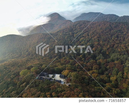 山寺早晨和秋天的落葉 山寺早晨和秋天的落葉 71658857