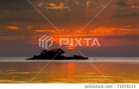 Janghwari Sunset 71659233