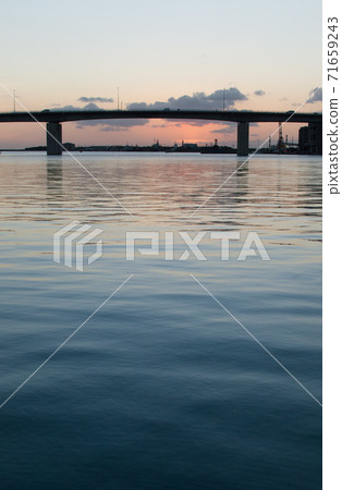 gi之湊與橙色的日落和剪影高橋 gi之湊與橙色的日落和剪影高橋 71659243