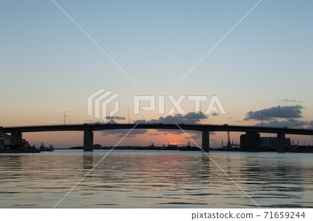 gi之湊與橙色的日落和剪影高橋 gi之湊與橙色的日落和剪影高橋 71659244