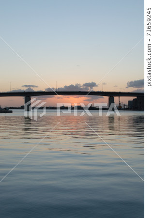 gi之湊與橙色的日落和剪影高橋 gi之湊與橙色的日落和剪影高橋 71659245