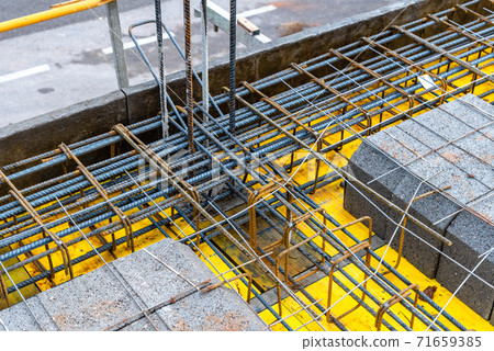 Detail of reinforced concrete slab under construction 71659385