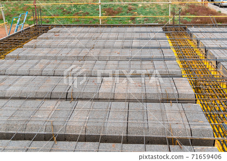 Detail of reinforced concrete slab under construction 71659406