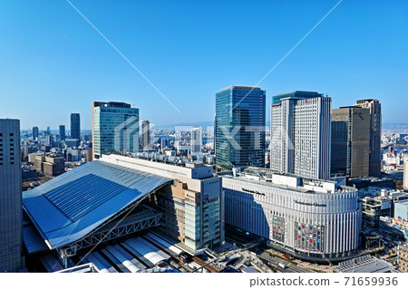 從阪急格蘭德大廈看大阪梅田JR大阪站區域 71659936