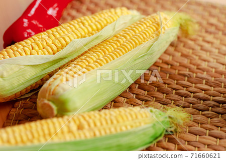 Corn cobs on wooden kitchen table close up Corn cobs on wooden kitchen table close up 71660621