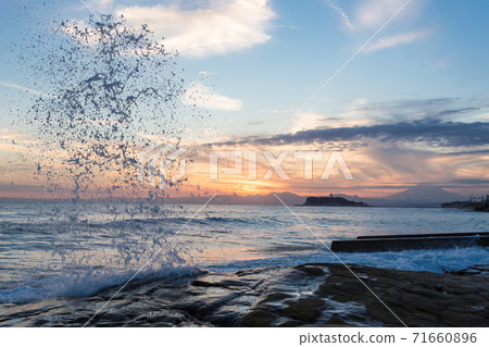 富士山，江之島和從稻村崎看到的夕陽中染上的波濺 71660896