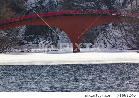Dream bridge of Usui Lake in winter Dream bridge of Usui Lake in winter 71661240