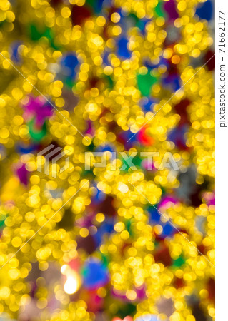 Abstract golden color lights chrismas background. de-focused 71662177
