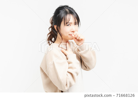 一個喉嚨痛的年輕女子 一個喉嚨痛的年輕女子 71668126