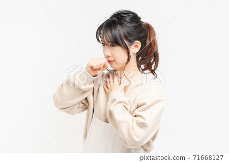 一個喉嚨痛的年輕女子 一個喉嚨痛的年輕女子 71668127