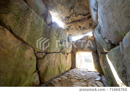 在石階古墓塚的石腔內 71668768