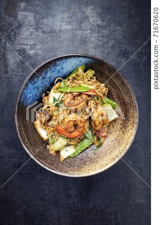 Traditional stir-fried Thai phat mama mie noodles with king prawns and vegetables Traditional stir-fried Thai phat mama mie noodles with king prawns and vegetables 71670620