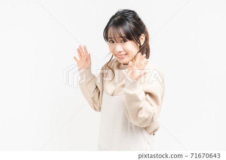 Surprised and surprised young woman Surprised and surprised young woman 71670643