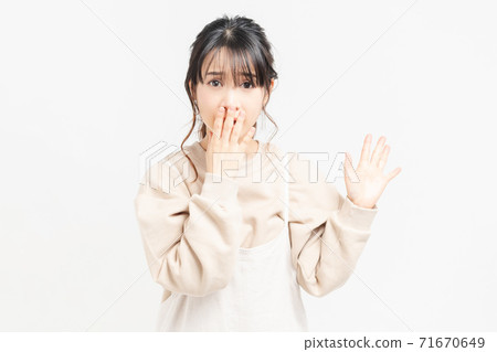 Surprised and surprised young woman 71670649