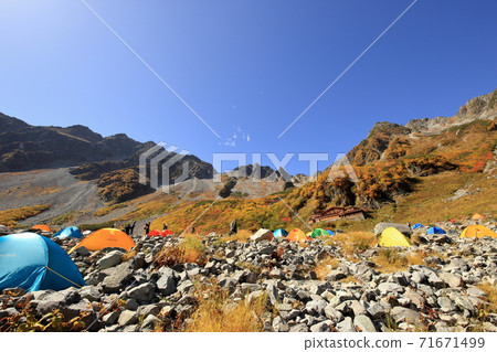 Scenery of Karasawa Cirque's tent area in autumn colors (October Matsumoto City, Nagano Prefecture) 71671499