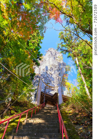 秋天的中之岳神社十度 垂直 照片素材 圖片 圖庫