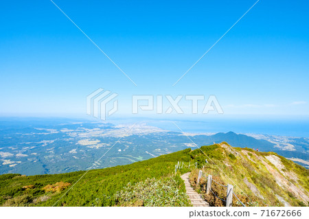 初秋爬大山(從山頂觀看) 初秋爬大山(從山頂觀看) 71672666