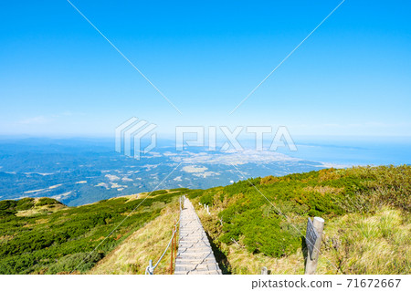 初秋爬大山(從山頂觀看) 初秋爬大山(從山頂觀看) 71672667