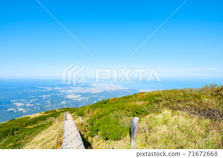 初秋爬大山(從山頂觀看) 初秋爬大山(從山頂觀看) 71672668