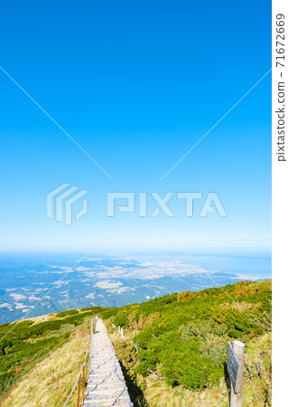 Climbing Oyama in early autumn (view from the summit) Climbing Oyama in early autumn (view from the summit) 71672669