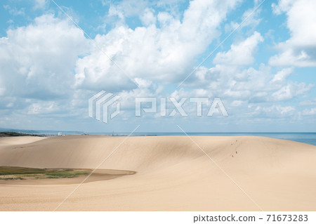 Tottori sand dunes 71673283