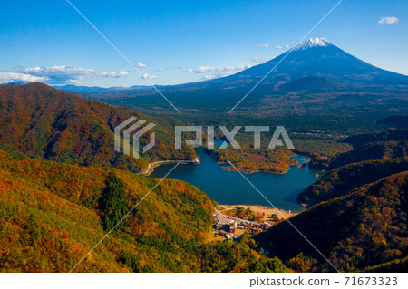 首筋湖和富士山的秋葉 照片素材 圖片 圖庫