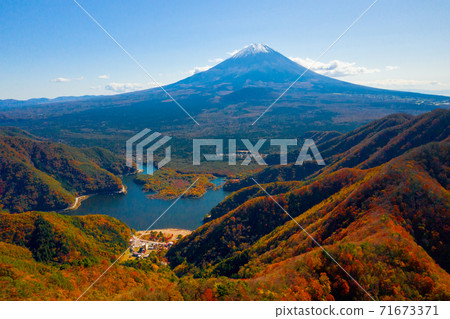 Lake Shoji and Mt. Fuji in autumn colors 71673371