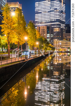《東京》丸之內護城河東京商務區的夜景 《東京》丸之內護城河東京商務區的夜景 71674160