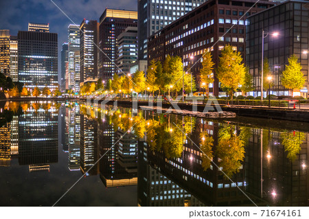 《東京》丸之內護城河東京商務區的夜景 《東京》丸之內護城河東京商務區的夜景 71674161