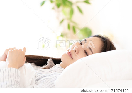 年輕女子在臥室裡醒來 71674501
