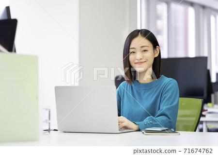 辦公室工作圖像年輕女子 71674762