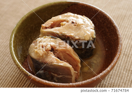 在一個碗裡煮鯖魚 在一個碗裡煮鯖魚 71674784