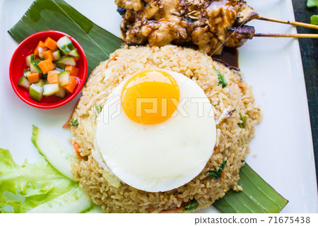 Nasi goreng 71675438