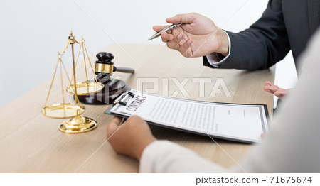 Attorneys or consultants work in the courtroom and negotiate with clients or complainants who want justice in corporate fraud cases, Litigation and justice concept. Attorneys or consultants work in the courtroom and negotiate with clients or complainants who want justice in corporate fraud cases, Litigation and justice concept. 71675674
