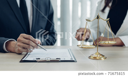 Attorneys or consultants who work in the courtroom are currently investigating the company's corruption cases and have their clients sign legal confirmation, Litigation and justice concept. Attorneys or consultants who work in the courtroom are currently investigating the company's corruption cases and have their clients sign legal confirmation, Litigation and justice concept. 71675815