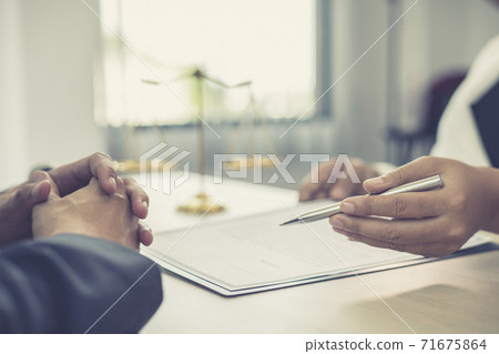 Attorneys or consultants who work in the courtroom are currently investigating the company's corruption cases and have their clients sign legal confirmation, Litigation and justice concept. Attorneys or consultants who work in the courtroom are currently investigating the company's corruption cases and have their clients sign legal confirmation, Litigation and justice concept. 71675864
