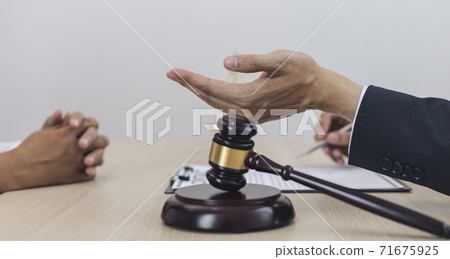 Attorneys or consultants who work in the courtroom are currently investigating the company's corruption cases and have their clients sign legal confirmation, Litigation and justice concept. Attorneys or consultants who work in the courtroom are currently investigating the company's corruption cases and have their clients sign legal confirmation, Litigation and justice concept. 71675925