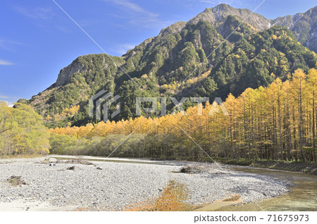 Kamikochi (Azusa River and Roppyakusan) Kamikochi (Azusa River and Roppyakusan) 71675973