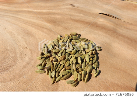 healthy and spicy Green Cardamom stock healthy and spicy Green Cardamom stock 71676086