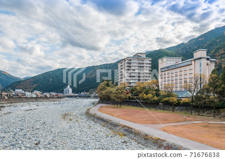 [下野溫泉町和飛ida河在紅葉] 71676838